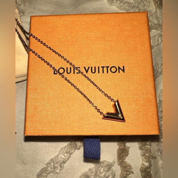Louis Vuitton Essential V Pendant Necklace on Chain EUC comes w/ dust bag & box - Picture 1 of 13